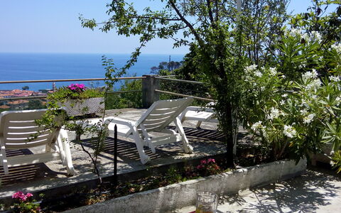 San Lorenzo al Mare 625: Fabriek, Lucht, Eigendom, Meubilair, Water, Tafel, Bloem, Bloempot, Stoel, Gebouw
