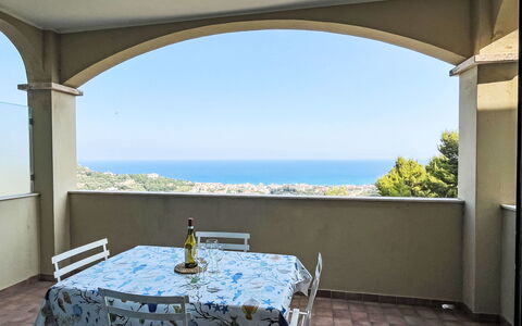 Pietra Ligure 612: Flooring, Verdieping, Zee, Plafond, Stoel, Schaduw, Toevlucht, Balkon, Eco Hotel, Keuken En Eettafel