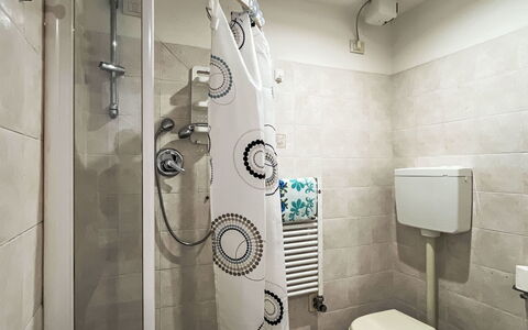 Pietra Ligure 612: Loodgieterswerkinrichting, Wc Bril, Toilet, Badkamer, Flooring, Interieur Ontwerp, Verdieping, Wastafel In De Badkamer, Wastafel, Loodgieter