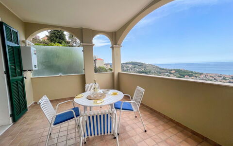 Pietra Ligure 612: Tafel, Meubilair, Eigendom, Stoel, Lucht, Azure, Schaduw, Water, Fabriek, Hout