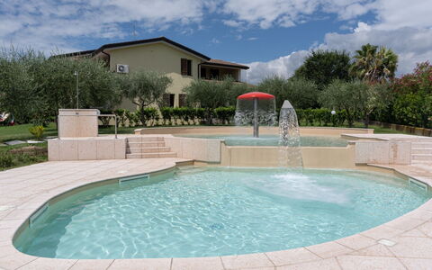 Moniga del Garda 653: Water, Wolk, Lucht, Eigendom, Zwembad, Azure, Vrije Tijd, Samengesteld Materiaal, Boom, Woongebied