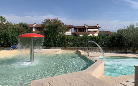 Moniga del Garda 653: Water, Lucht, Wolk, Watervoorraden, Eigendom, Fabriek, Zwembad, Azure, Gebouw, Boom
