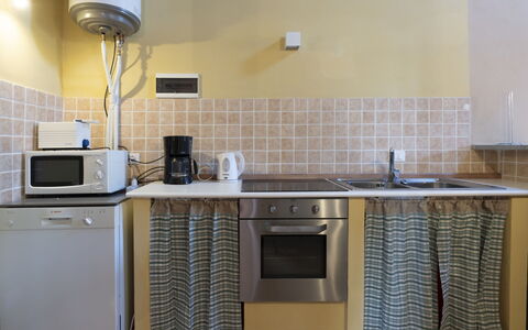 Tavole 603: Cabinetry, Eigendom, Countertop, Wastafel, Gootsteen, Fornuis, Kraan, Loodgieterswerkinrichting, Keuken, Verlichting