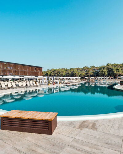 Bibione 653: Water, Lucht, Gebouw, Zwembad, Azure, Ligstoel, Buitenmeubels, Boom, Huis, Condominium