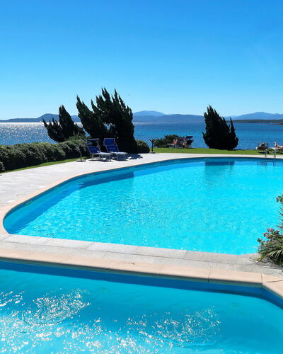 Golfo Aranci 606: Water, Lucht, Fabriek, Eigendom, Zwembad, Blauw, Natuur, Azure, Gebouw, Rechthoek