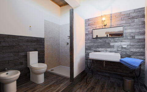 Oliviola: Badkamer, Kamer, Eigendom, Verdieping, Muur, Interieur Ontwerp, Bidet, Gebouw, Toilet, Tegel