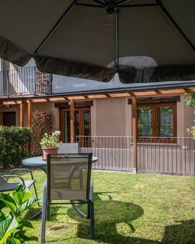 La Maison D'Amelie: Fabriek, Gebouw, Paraplu, Schaduw, Tafel, Gras, Woongebied, Buitenmeubels, Hout, Onroerend Goed