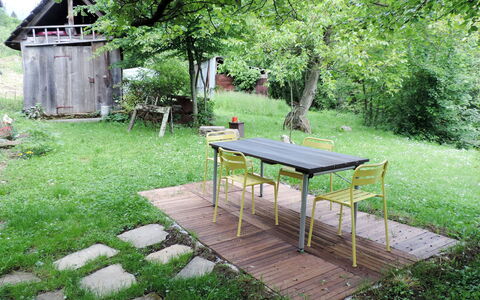 Casa Lienartova: Fabriek, Meubilair, Tafel, Boom, Schaduw, Natuurlijk Landschap, Land Lot, Buitenmeubels, Buitentafel, Vegetation