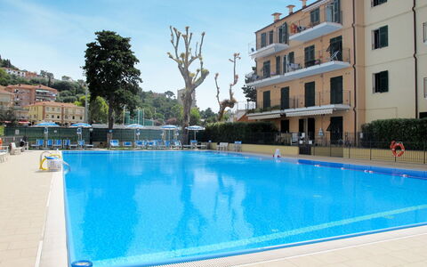 Cala Azzurra (Imp312): Water, Lucht, Gebouw, Eigendom, Venster, Zwembad, Azure, Fabriek, Boom, Huis