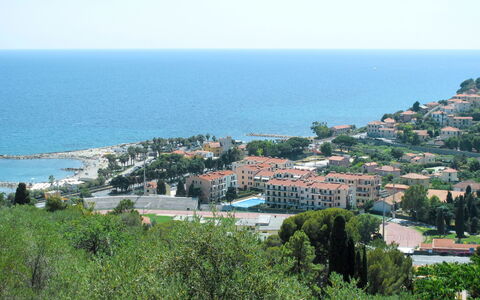 Cala Azzurra (Imp312): Water, Lucht, Fabriek, Azure, Gebouw, Boom, Vegetation, Kust En Oceanic Landvormen, Stedelijk Ontwerp, Horizon
