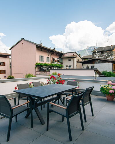 Lago di Caldonazzo 700: Wolk, Lucht, Tafel, Eigendom, Fabriek, Gebouw, Venster, Schaduw, Buitentafel, Interieur Ontwerp