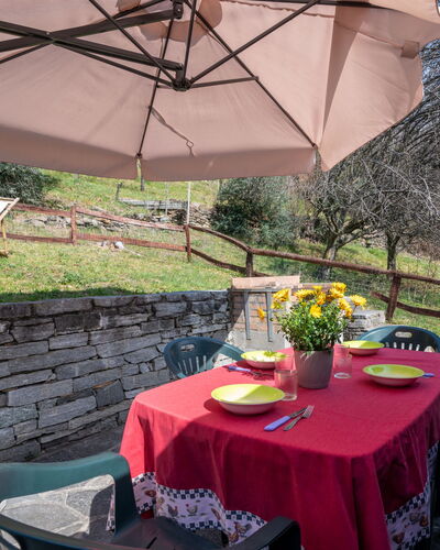Baita Anita: Tafel, Fabriek, Eigendom, Meubilair, Bloem, Paraplu, Bloempot, Tableware, Buitentafel, Stoel
