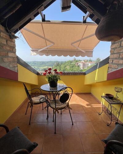 Il Ghiro: Meubilair, Fabriek, Tafel, Gebouw, Stoel, Schaduw, Kamerplant, Huis, Hout, Flooring