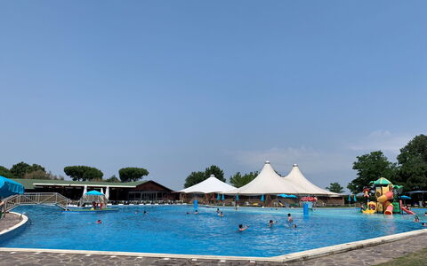 Casal Borsetti 651: Water, Lucht, Zwembad, Fabriek, Vrije Tijd, Schaduw, Recreatie, Badplaats, Boom, Samengesteld Materiaal