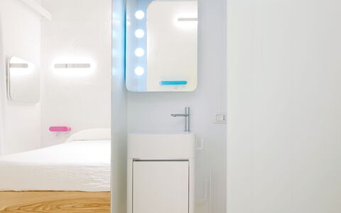 San Teodoro 733: Interieur Ontwerp, Loodgieterswerkinrichting, Wastafel In De Badkamer, Loodgieter, Badkamer, Wastafel, Spiegel, Kraan, Badkamerkast