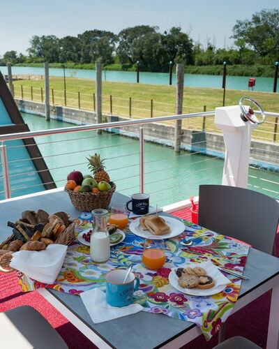 Lignano Riviera 610: Water, Meubilair, Tableware, Tafel, Lucht, Voedsel, Stoel, Buitenmeubels, Zwembad, Boom