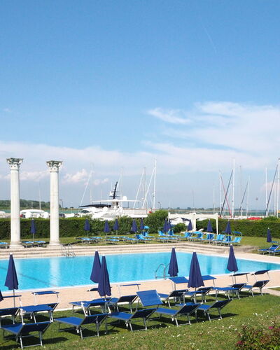 Olimpo: Water, Lucht, Fabriek, Wolk, Zwembad, Azure, Buitenmeubels, Zwemwater, Ligstoel, Boom