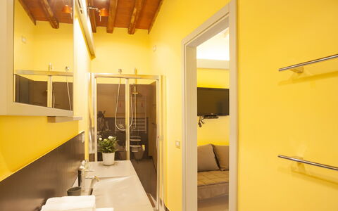 Villa San Lorenzo: Geel, Kamer, Eigendom, Interieur Ontwerp, Gebouw, Huis, Architectuur, Plafond, Verlichting, Onroerend Goed