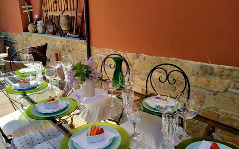 Villa Fusai: Kamer, Tafel, Porselein, Tableware, Maaltijd, Dishware, Serveware, Meubilair, Tafelkleed, Interieur Ontwerp