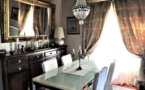 Villa Fusai: Gordijn, Kamer, Interieur Ontwerp, Meubilair, Eigendom, Venster Behandeling, Tafel, Venster Valance, Gebouw, Eetkamer