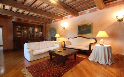Villa Venanzo: Kamer, Eigendom, Gebouw, Meubilair, Interieur Ontwerp, Plafond, Woonkamer, Houten Vloer, Verdieping, Hardwood