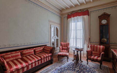 Appartamento Zefferini: Meubilair, Gebouw, Hout, Interieur Ontwerp, Flooring, Verdieping, Bankstel, Stoel, Klok, Fotolijst