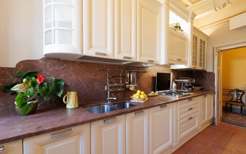 Appartamento Zefferini: Cabinetry, Eigendom, Countertop, Interieur Ontwerp, Hout, Bloem, Verdieping, Flooring, Toestel Van De Keuken, Beits