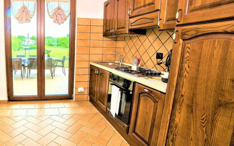 I Gigli di Montefiascone: Keuken, Flooring, Hout, Interieur Ontwerp, Verdieping, Countertop, Meubilair, Major Appliance, Cabinetry, Toestel Van De Keuken