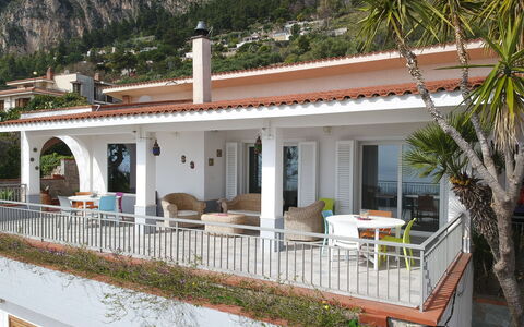 Villa Di Sofia: Eigendom, Gebouw, Huis, Onroerend Goed, Villa, Huis, Balkon, Veranda, Architectuur, Dak