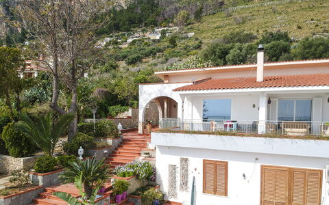 Villa Di Sofia: Eigendom, Huis, Gebouw, Onroerend Goed, Huis, Woongebied, Villa, Facade, Dak, Appartement