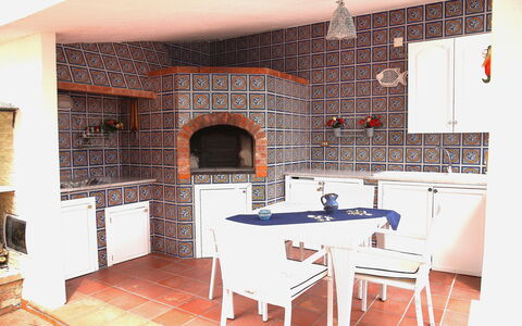 Villa Di Sofia: Eigendom, Kamer, Tegel, Gebouw, Steen, Interieur Ontwerp, Meubilair, Huis, Keuken, Muur