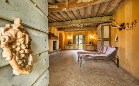 Lavacchio 16: Hout, Gebouw, Interieur Ontwerp, Muur, Verdieping, Deur, Hardwood, Flooring, Straal, Boom
