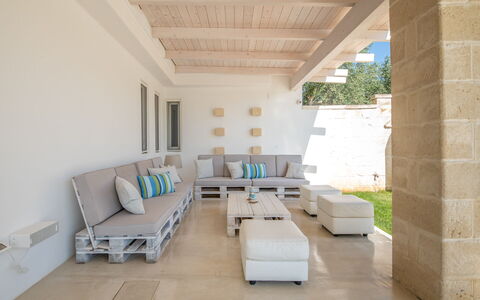 Villa Niraclo': Bankstel, Eigendom, Meubilair, Comfort, Interieur Ontwerp, Schaduw, Woonkamer, Slaapbank, Flooring, Verdieping