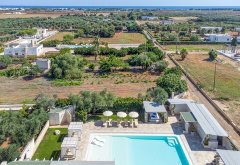 Villa Niraclo': Fabriek, Eigendom, Gebouw, Lucht, Azure, Boom, Zwembad, Stedelijk Ontwerp, Architectuur, Water