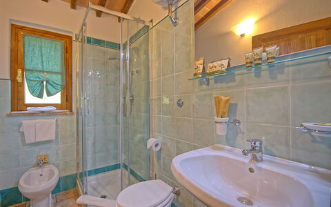 Borgo Mulignone: Badkamer, Kamer, Eigendom, Bad, Muur, Loodgieterswerkinrichting, Onroerend Goed, Kraan, Interieur Ontwerp, Huis
