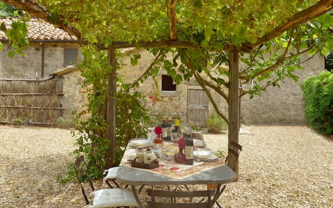 Casa Di Giulio: Meubilair, Tafel, Buitenmeubels, Buitentafel, Schaduw, Stoel, Tuin, Keuken En Eettafel, Backyard