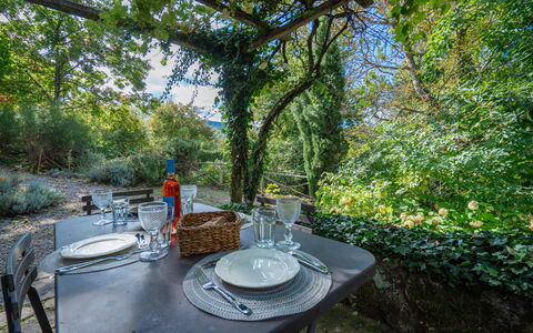 Casa Dell'ambasciatore: Vegetation, Meubilair, Struik, Plantengemeenschap, Tafel, Buitenmeubels, Buitentafel, Zonlicht, De Lente, Tuin
