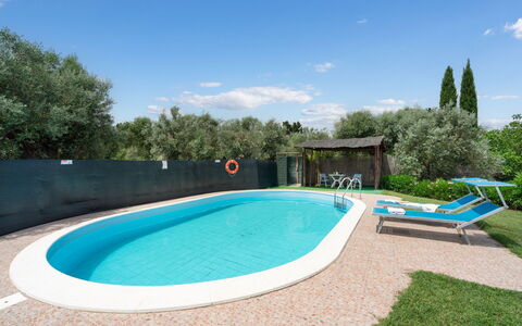 Villa Il Cipresso: Water, Wolk, Lucht, Eigendom, Zwembad, Azure, Boom, Fabriek, Architectuur, Schaduw