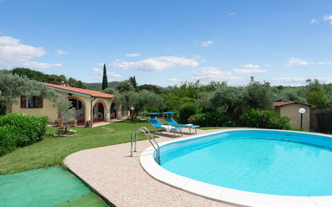 Villa Il Cipresso: Water, Lucht, Wolk, Fabriek, Azure, Zwembad, Boom, Schaduw, Vrije Tijd, Gras