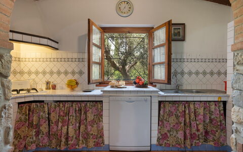 Villa Il Cipresso: Countertop, Gebouw, Hout, Tafel, Keuken, Interieur Ontwerp, Verdieping, Flooring, Cabinetry, Kamerplant