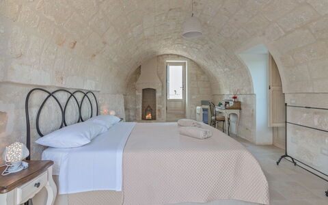 Masseria Villa Il Frantoio: Kamer, Eigendom, Slaapkamer, Meubilair, Bed, Gebouw, Muur, Laken, Interieur Ontwerp, Suite