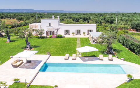 Masseria Villa Il Frantoio: Eigendom, Huis, Landgoed, Woongebied, Gebouw, Onroerend Goed, Zwembad, Gras, Huis, Land Lot