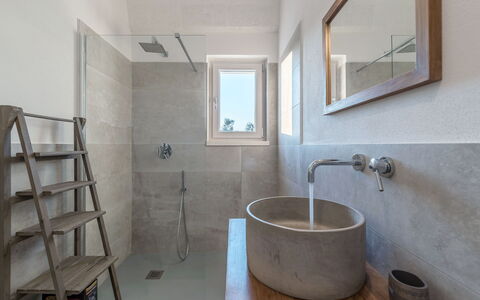 Villa Amelia: Badkamer, Kamer, Eigendom, Verdieping, Muur, Architectuur, Interieur Ontwerp, Tegel, Huis, Gebouw