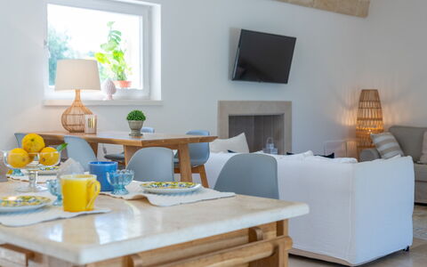 Villa Amelia Ostuni: Meubilair, Interieur Ontwerp, Tafel, Kamer, Stoel, Bankstel, Tableware, Verlichting, Huis, Woonkamer