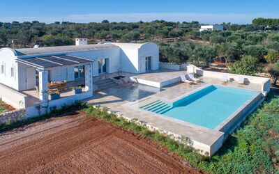 Villa Amelia: Gebouw, Eigendom, Fabriek, Lucht, Venster, Azure, Boom, Zwembad, Land Lot, Huis