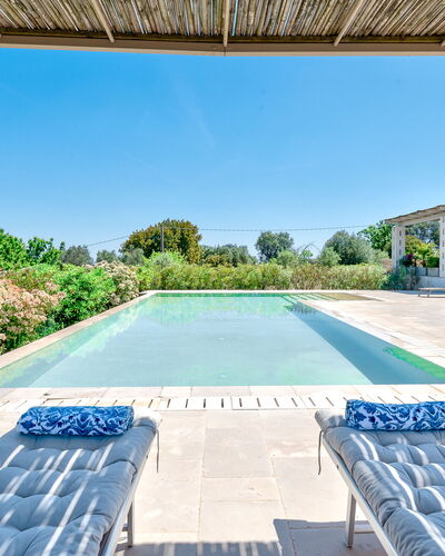 Villa Amelia Ostuni: Zwembad, Samengesteld Materiaal, Toevlucht, Buitenmeubels, Schaduw, Outdoor Structuur, Stoel, Eco Hotel, Landscaping, Pergola