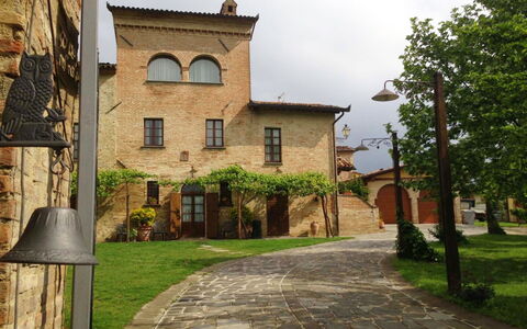 Monastery Guest House: Fabriek, Gebouw, Eigendom, Venster, Lucht, Boom, Huis, Weg Oppervlak, Verblijf, Hout