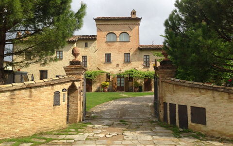 Monastery Guest House: Fabriek, Gebouw, Eigendom, Lucht, Venster, Boom, Huis, Wolk, Steen, Ochtend