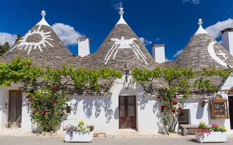 Villa Orchidea: Gebouw, Architectuur, Huis, Toerisme, Dak, Boom, Gebedsruimte, Historische Site, Huis, Vakantie