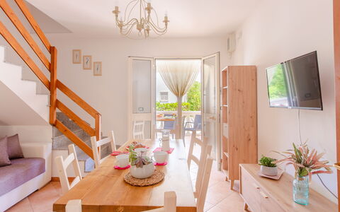 Villa Orchidea: Kamer, Eigendom, Interieur Ontwerp, Meubilair, Huis, Gebouw, Onroerend Goed, Woonkamer, Tafel, Huis